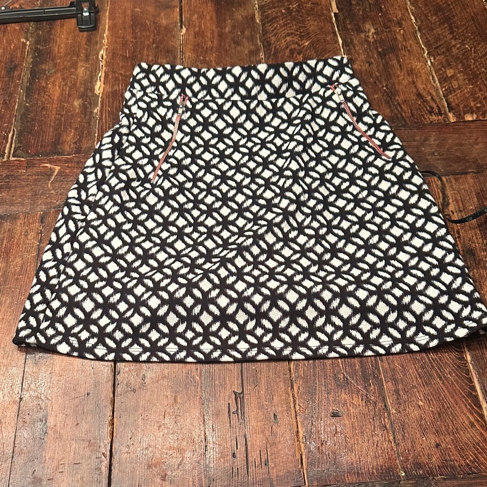 Le Lis Black and White Patterned Women's Skirt. Elastic Waist